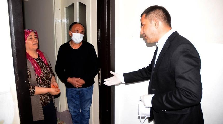 Başkan G&uuml;nel, yardım paketlerini ekiplerle birlikte dağıtıyor