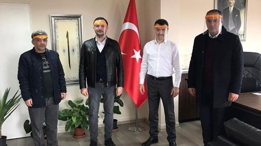 Fedak&acirc;r &ouml;ğretmen 3 boyutlu yazıcı ile koruyucu maske &uuml;retiyor