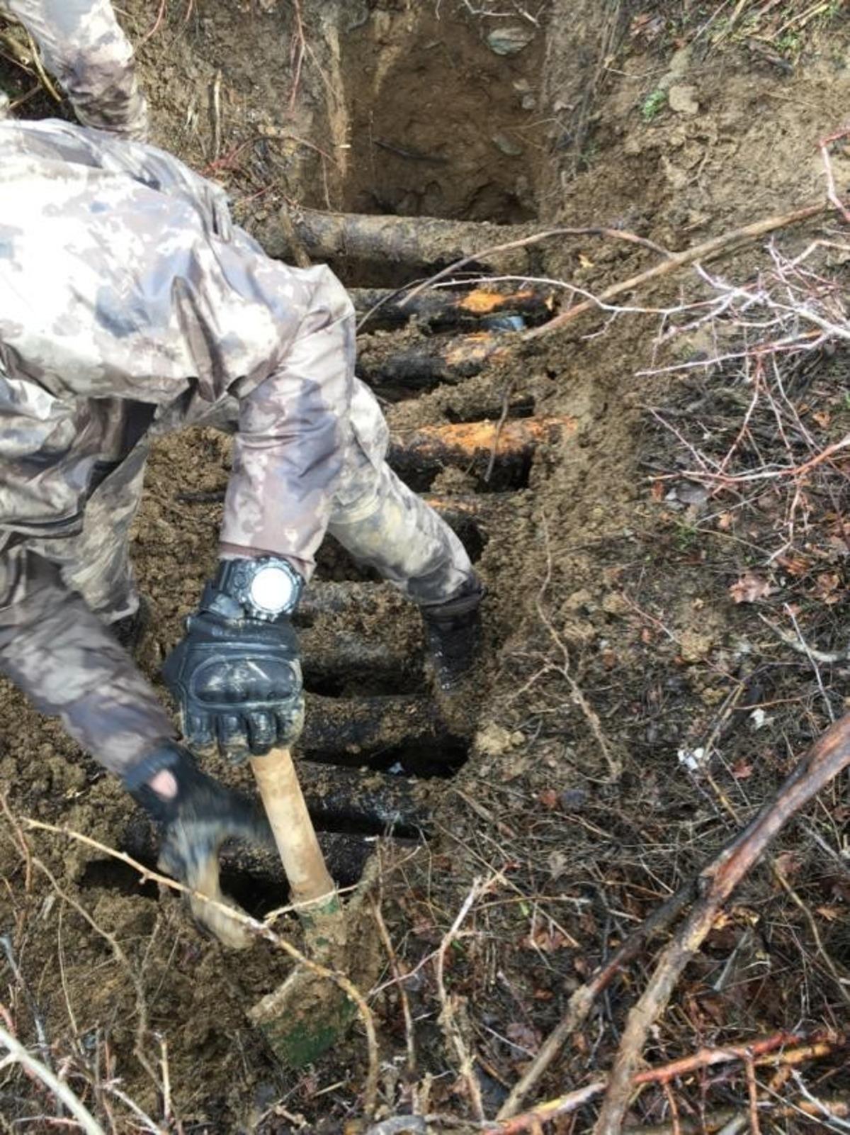 Bitlis&rsquo;te araziye gizlenmiş yaşam malzemesi ele ge&ccedil;irildi