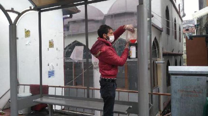 Duraklara konulan el dezenfektanları &ccedil;alındı