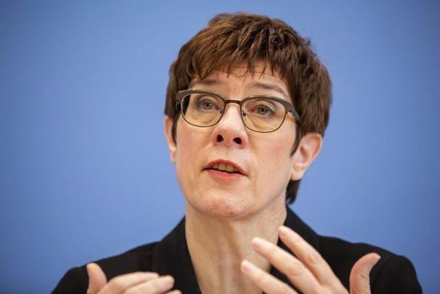 Almanya Savunma Bakanı Anette Kramp-Karrenbauer