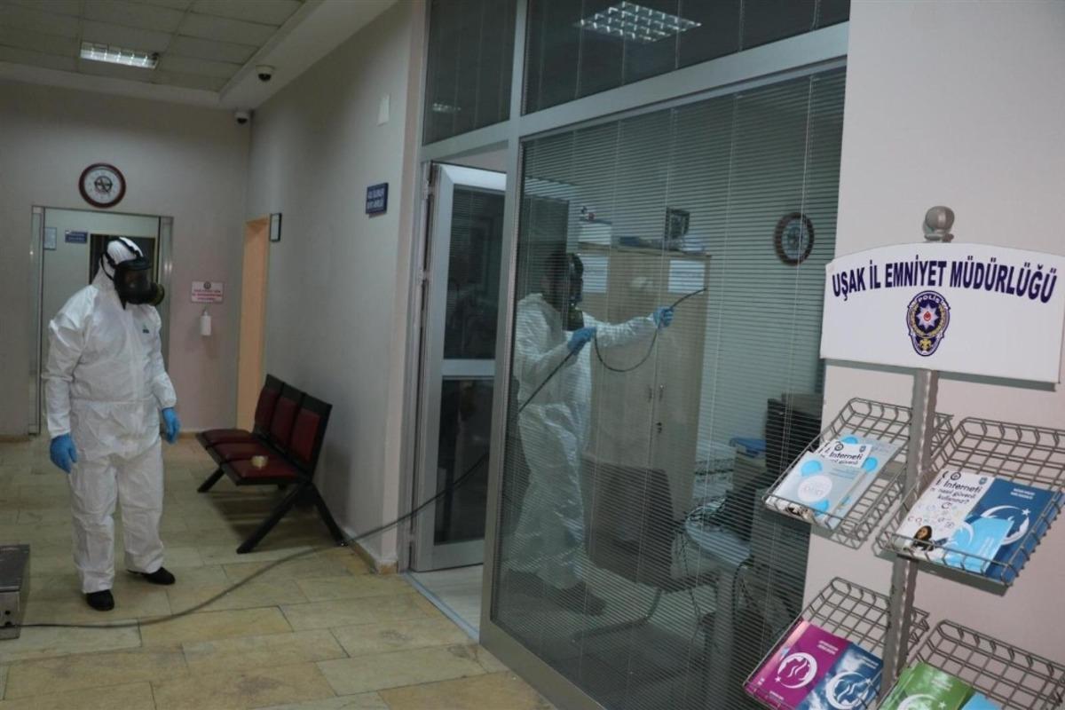 Uşak&rsquo;ta emniyet binası ve ara&ccedil;lar dezenfekte edildi