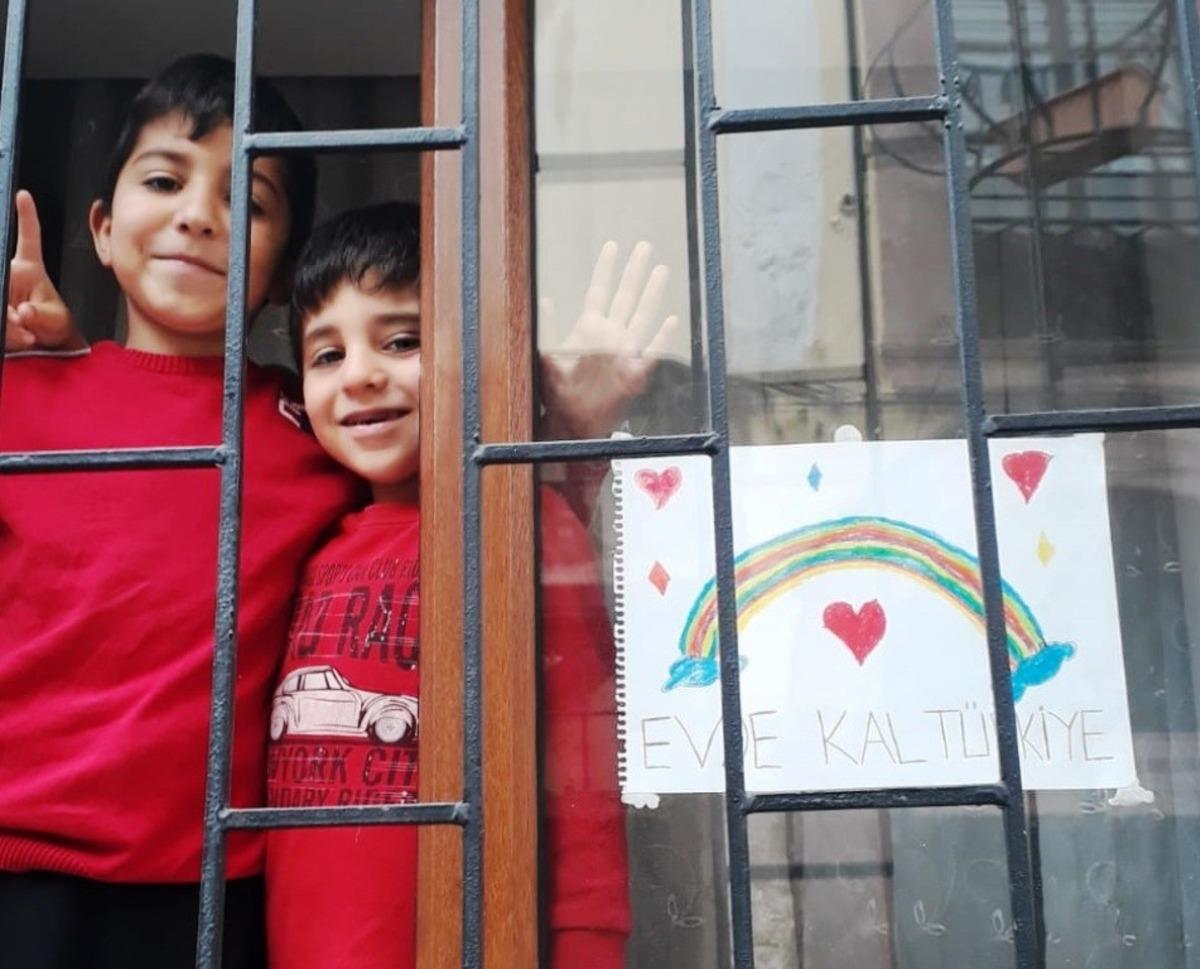 Miniklerden b&uuml;y&uuml;klerine &ldquo;Evde Kal&rdquo; mesajı