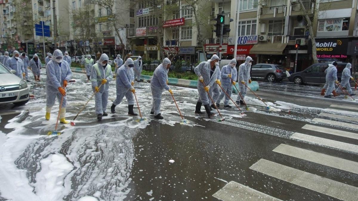 Kahramanmaraş&rsquo;ta caddeler dezenfekte edildi