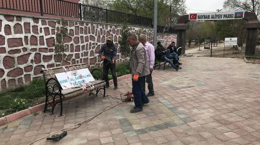 Korona vir&uuml;se karşı banklar s&ouml;k&uuml;ld&uuml;