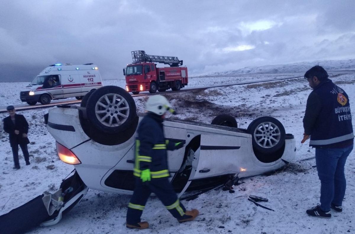 &Ouml;zalp&rsquo;ta trafik kazası; 2 yaralı