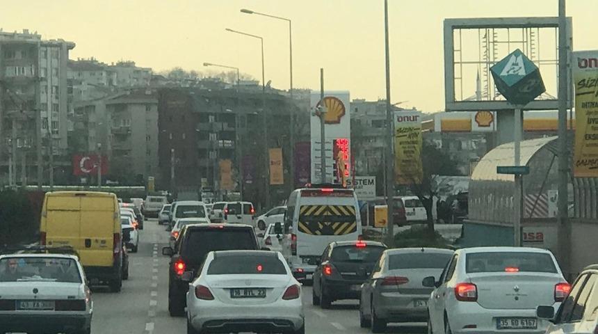 Bursa'da şaşkına &ccedil;eviren manzara! G&uuml;neşi g&ouml;ren aracıyla sokağa &ccedil;ıktı