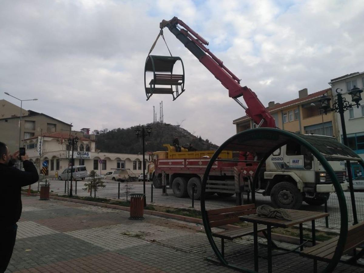 Emet&rsquo;te oturma bantları kaldırıldı