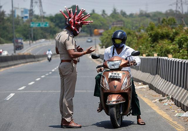 indian-policeman-wears-coronavirus-helmet-warn-people-stay-home-2-5e81b5119c05e__700