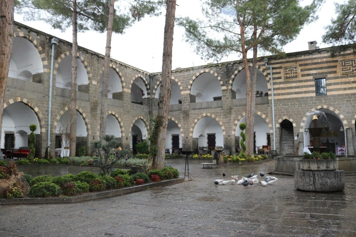 Diyarbakırlı işletmeci otellerinin kapılarını &uuml;cretsiz olarak sağlık &ccedil;alışanlarına a&ccedil;tı