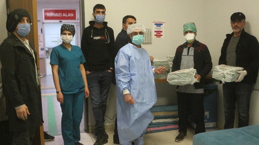 Van&rsquo;da sağlık &ccedil;alışanlarına pizza s&uuml;rprizi