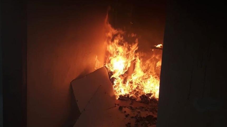 Elazığ&rsquo;da metruk ev yangını