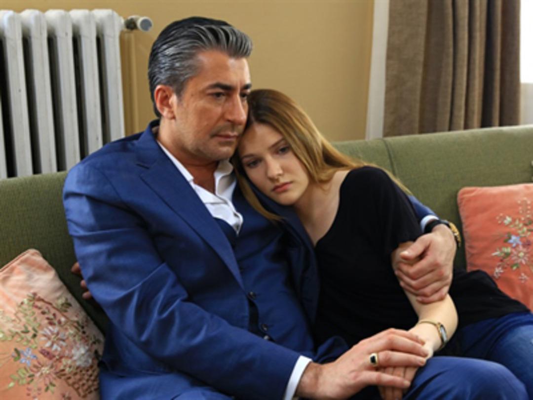 Alina Boz sa&ccedil;larını kazıttı