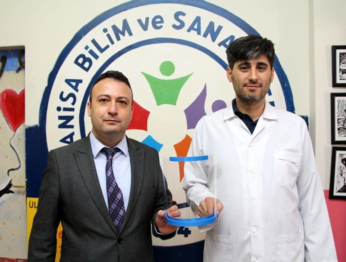 Manisa BİLSEM&rsquo;den, sağlık &ccedil;alışanlarına ayda 300 adet koruyucu siper maske