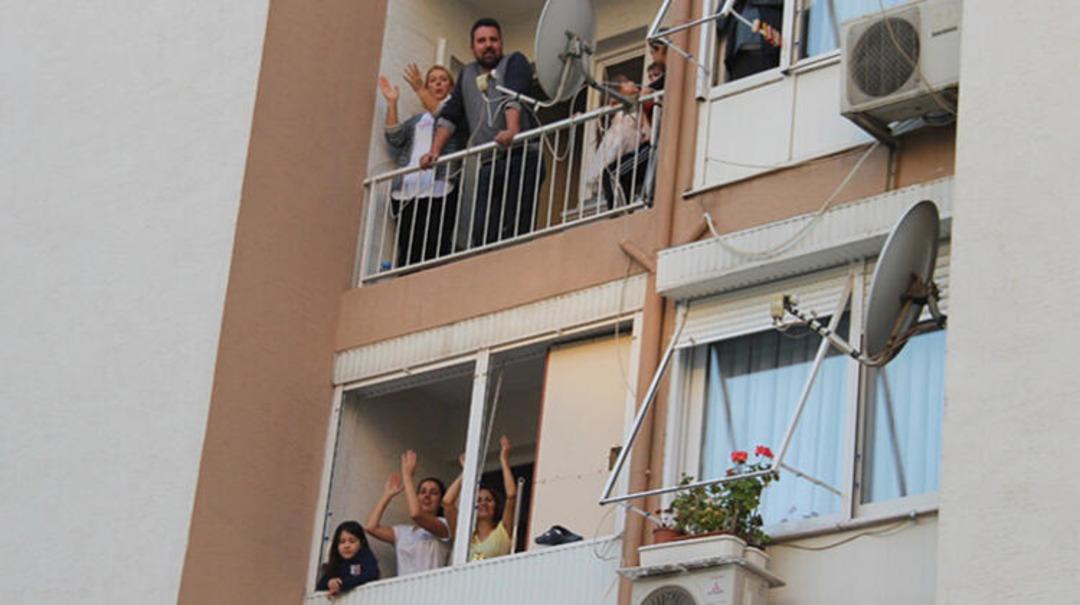 İzmir'de g&uuml;l&uuml;mseten manzara! Onu g&ouml;ren balkona koştu