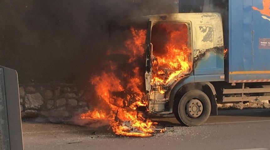 Kargo kamyonu seyir halindeyken alev alıp yandı