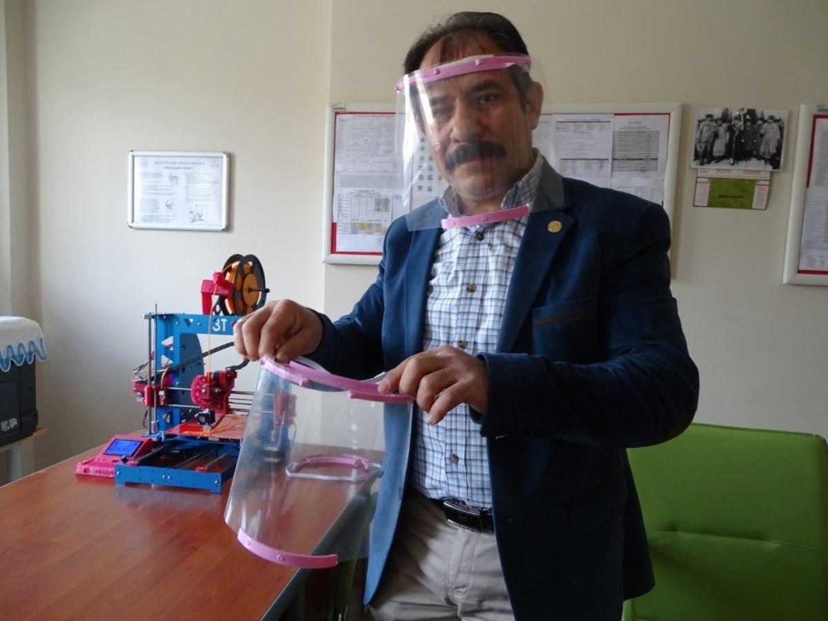 Hisarcık&rsquo;ta 4 &ouml;ğretmen sağlık&ccedil;ılar i&ccedil;in 3D yazıcıda &rsquo;Y&uuml;z koruyucu siperlik&rsquo; &uuml;retti