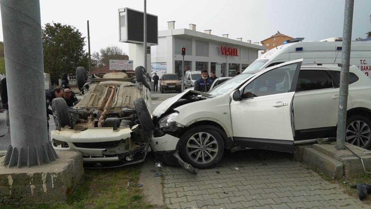 G&ouml;reve giden polisler kaza yaptı: 3 yaralı