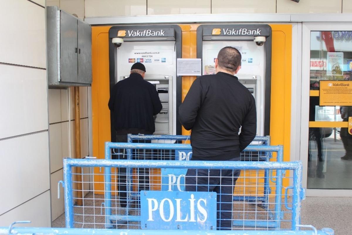 Elazığ&rsquo;da korona vir&uuml;s&uuml;ne karşı ATM &ouml;nlerinde sosyal mesafe  &ouml;nlemi