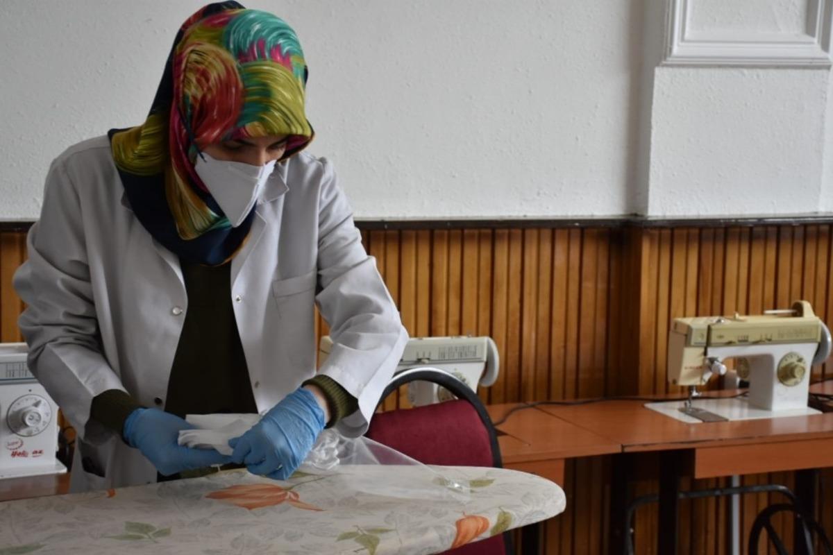 Tatvanlı kadınlar maske &uuml;retimine başladı