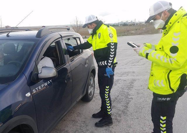 Kulu’da polisler ateş ölçümü yaptı, uyarılarda bulundu