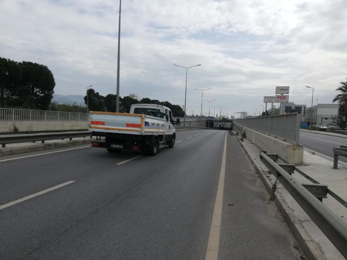 Arızalı ara&ccedil;tan d&ouml;k&uuml;len yağ yolu trafiğe kapadı