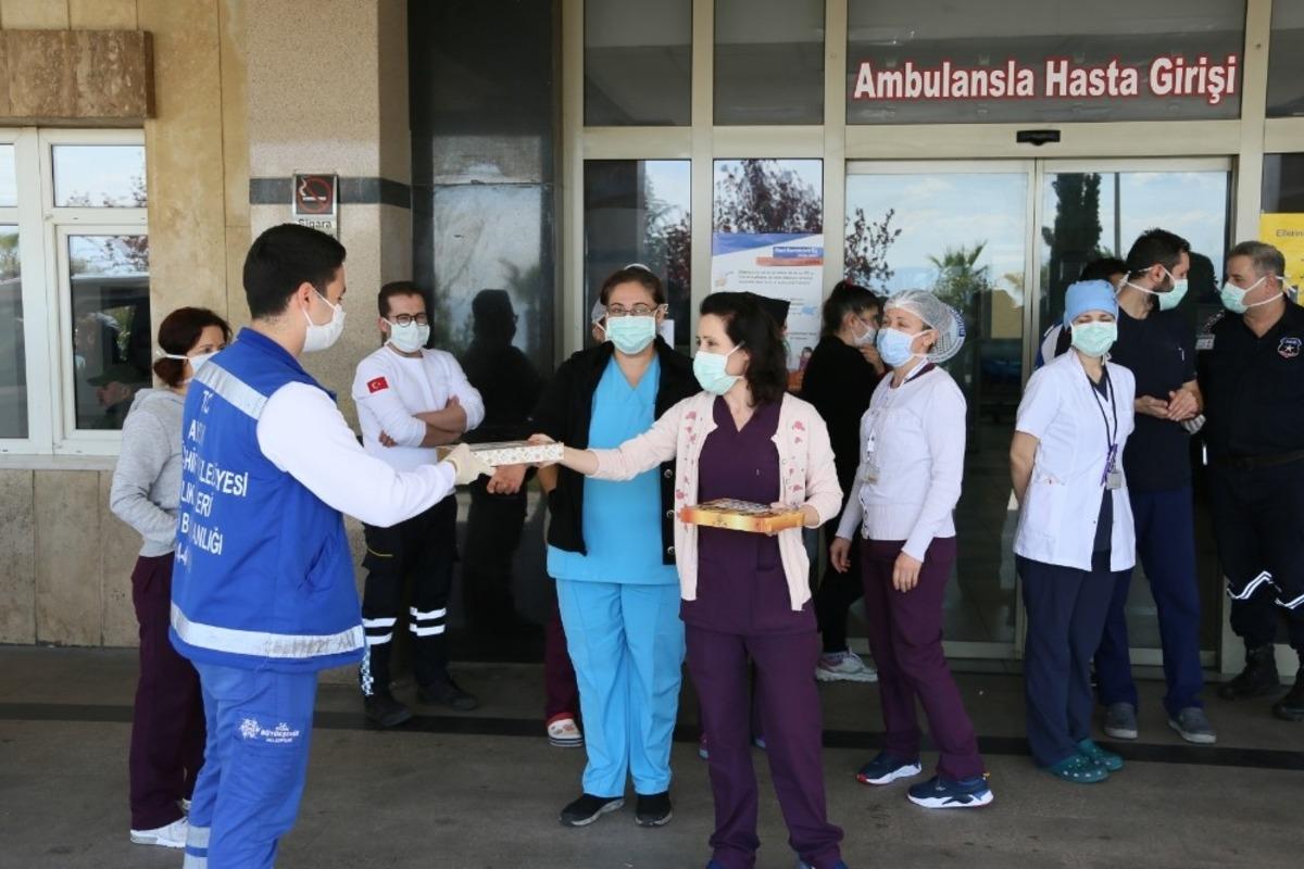 B&uuml;y&uuml;kşehirden Korona vir&uuml;sle m&uuml;cadele edenlere baklava ikramı