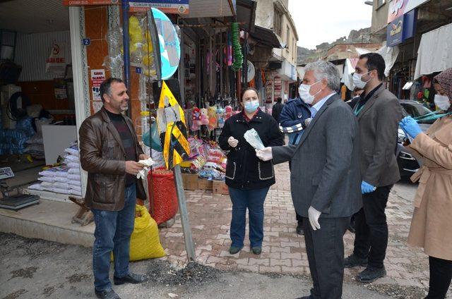 Çermik’te esnafa maske ve eldiven dağıtıldı