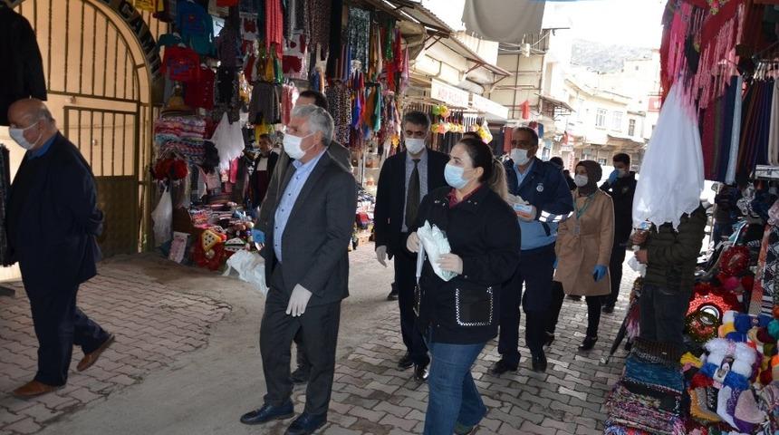 &Ccedil;ermik&rsquo;te esnafa maske ve eldiven dağıtıldı