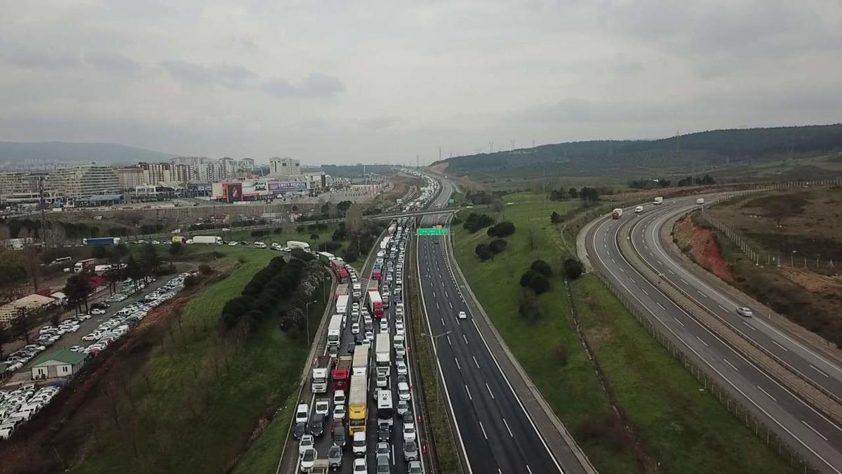 Tuzla ve Silivri'de İstanbul'a giriş &ccedil;ıkış kuyruğu! Havadan g&ouml;r&uuml;nt&uuml;lendi