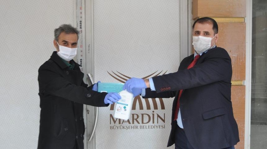 Mardin&rsquo;de basın mensuplarına maske ve eldiven desteği