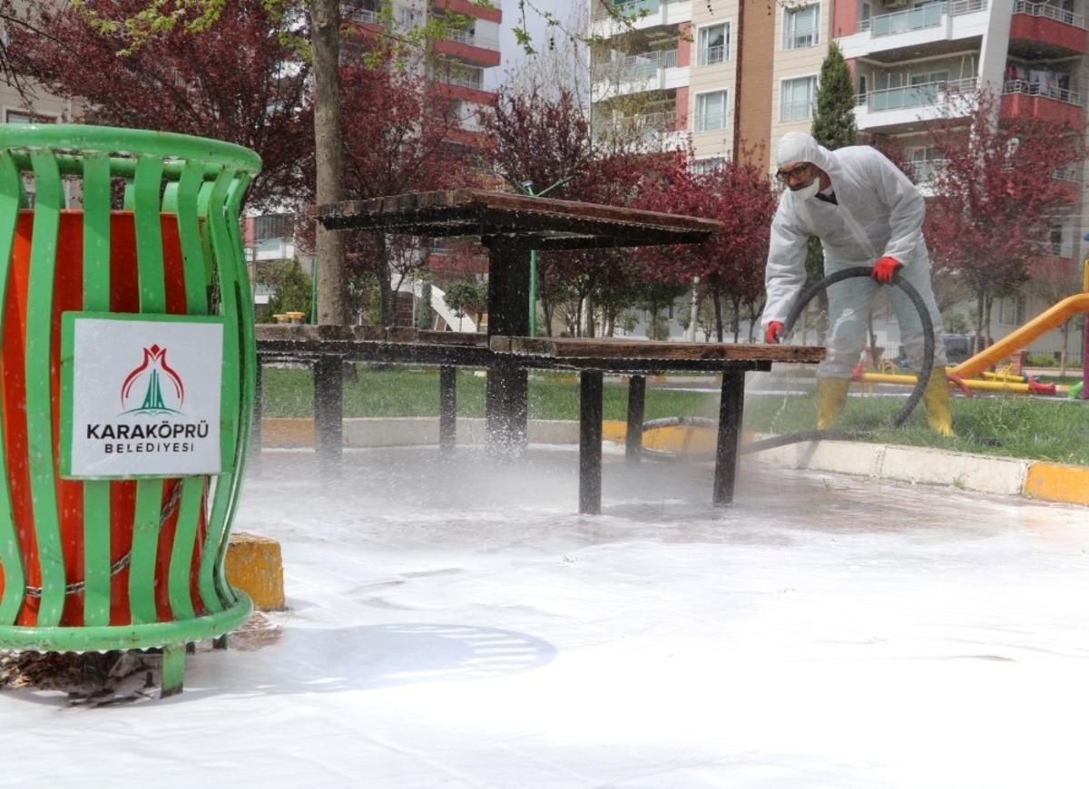 Karak&ouml;pr&uuml; k&ouml;p&uuml;kl&uuml; su ile yıkanıyor