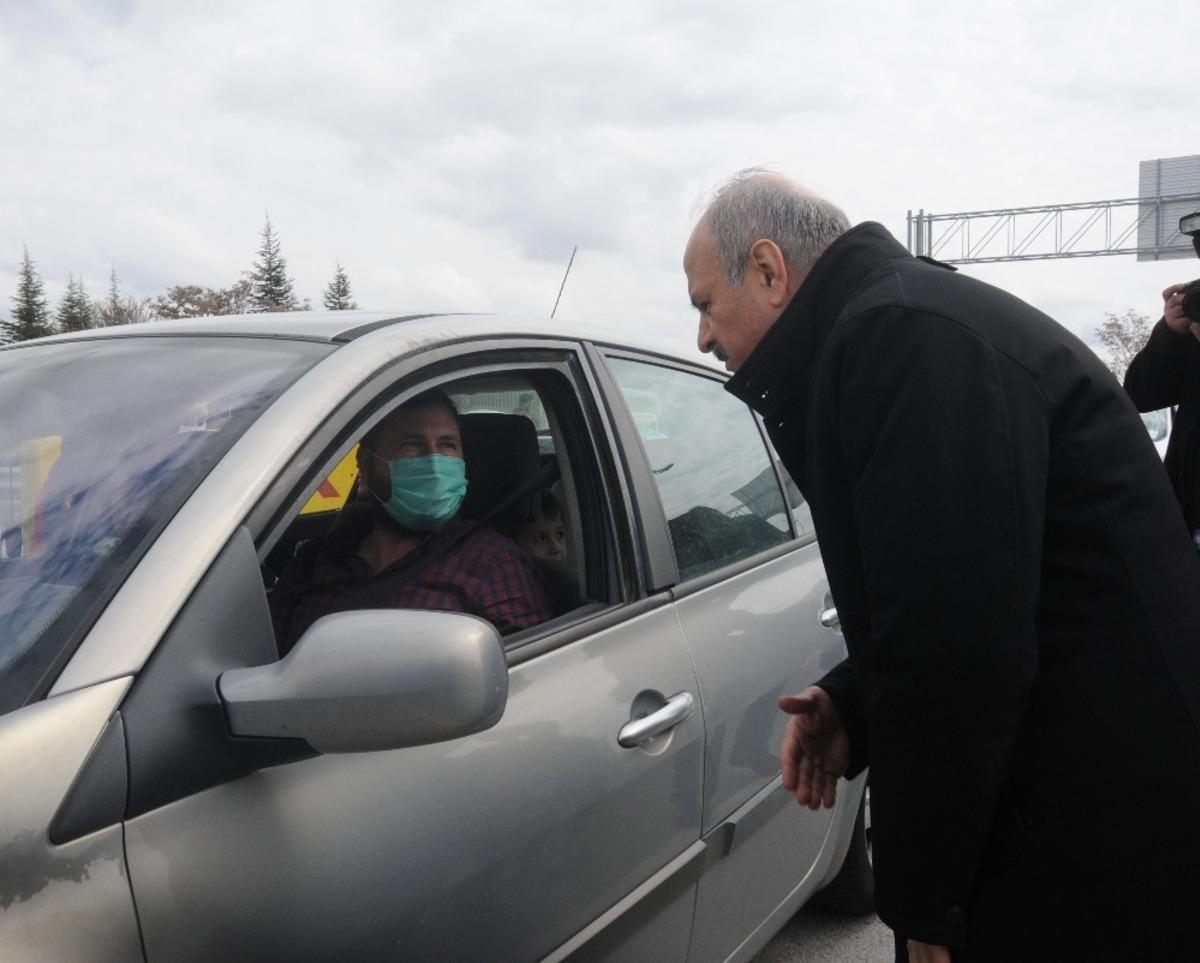 Vali &Ccedil;akacak vir&uuml;s tedbirleri kapsamında trafik denetimlerine katıldı