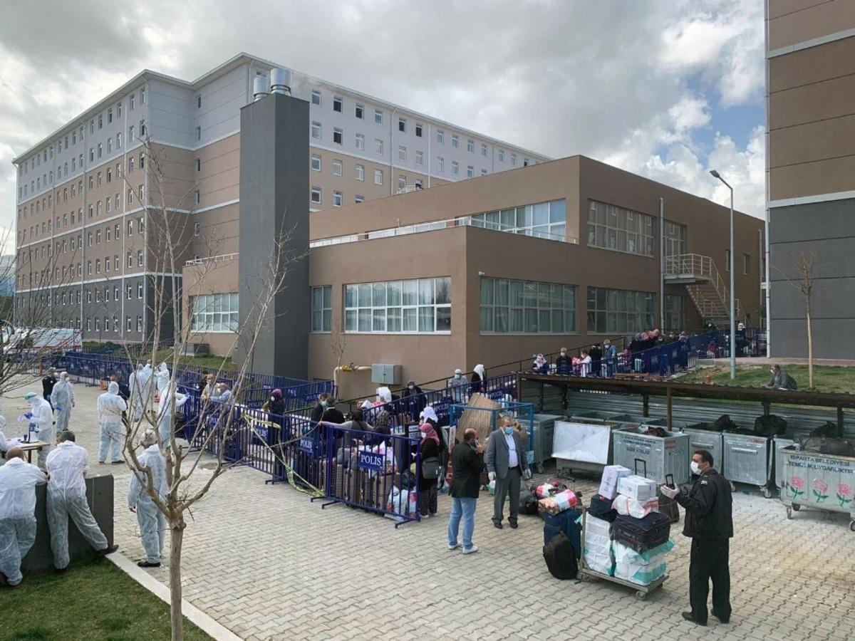 Karantina s&uuml;resi dolan ve test sonucu negatif &ccedil;ıkan umreciler memleketlerine d&ouml;n&uuml;yor