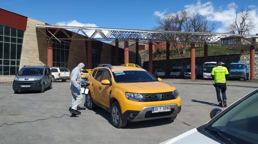 Hakkari’de ticari taksiler dezenfekte edildi