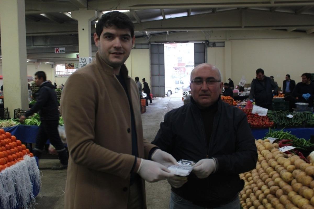 AK Gen&ccedil;ler pazarda vatandaşlara dezenfektan, maske ve eldiven dağıttı