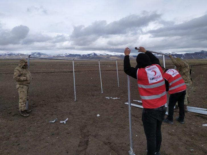 Karantinaya alınan mahallenin girişine çadır kuruldu G4