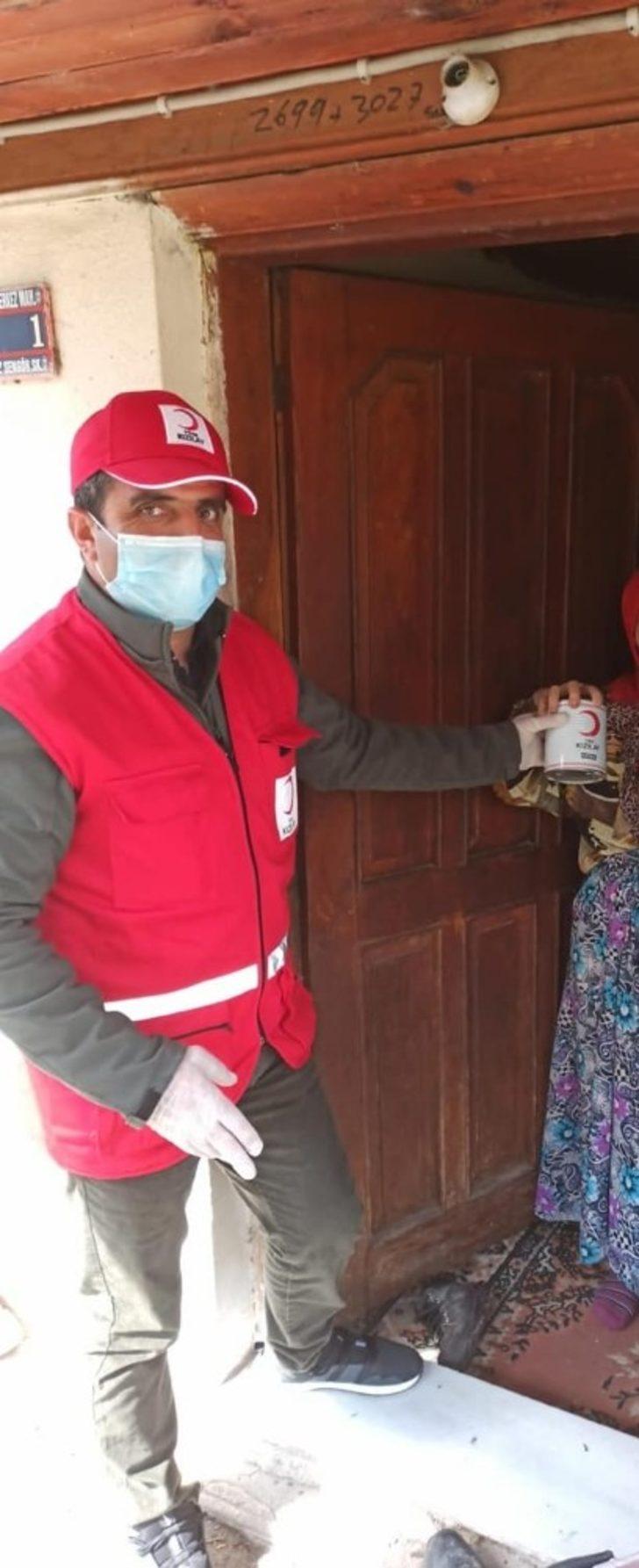 Türk Kızılayı’ndan 65 yaş üstü ailelere gıda yardımı G4