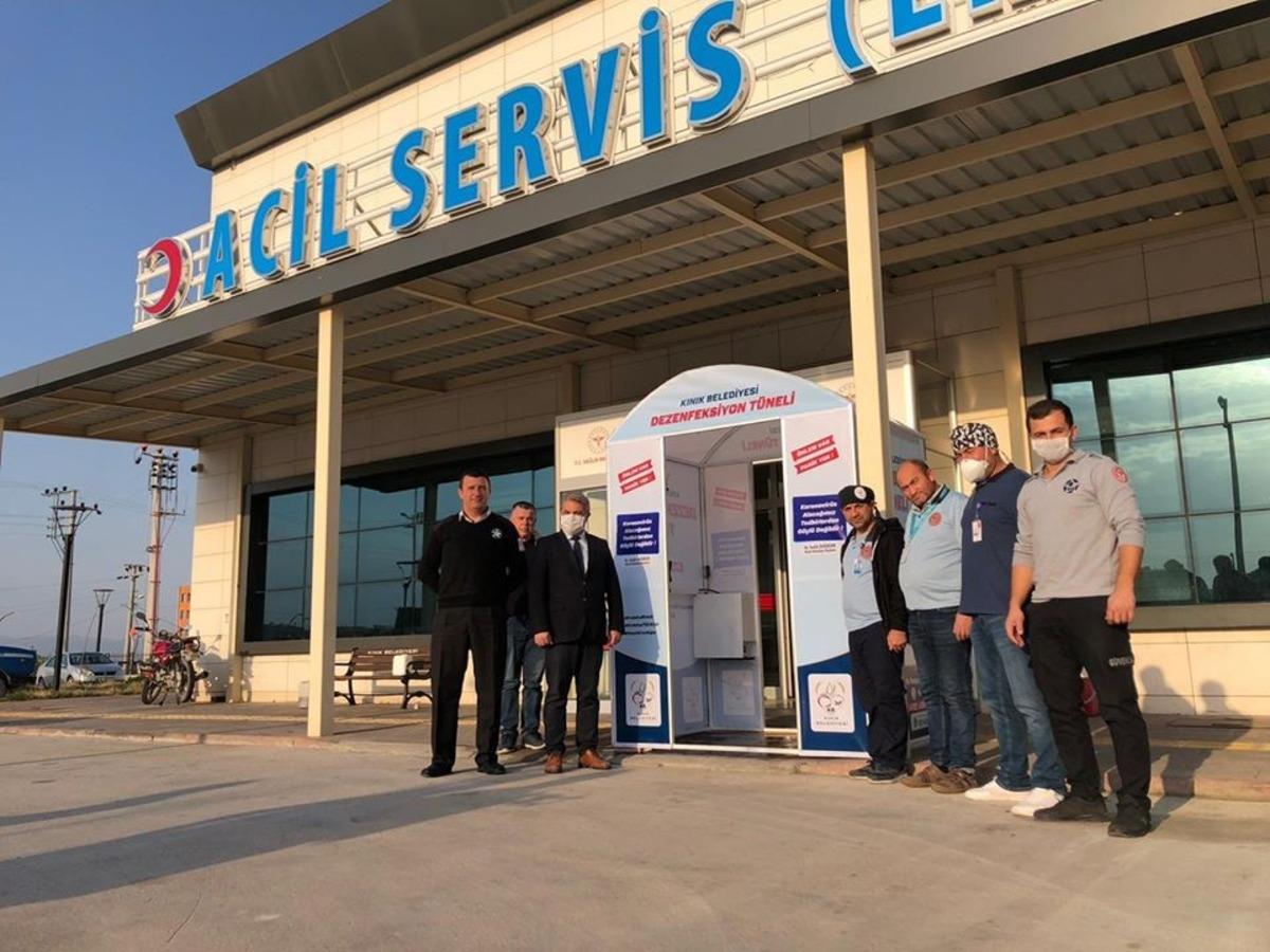 Doktor başkandan vatandaşlara dezenfeksiyon t&uuml;neli