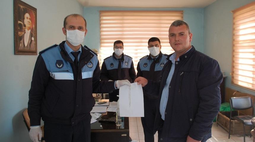 Şehit abisinden insanlık &ouml;rneği: bulduğu altın kolyeyi zabıtaya teslim etti