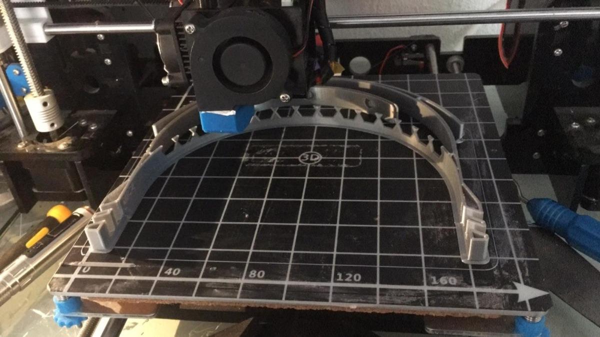 &Ccedil;eşmeli &ouml;ğretmenler, sağlık &ccedil;alışanları i&ccedil;in siperlik &uuml;retti