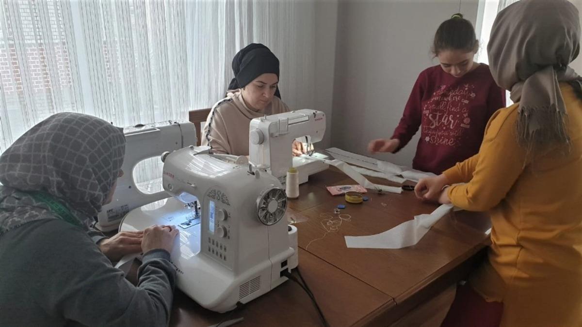 Kocaeli&rsquo;de anneler evlerinde sağlık &ccedil;alışanlarına siperlik &uuml;retiyor