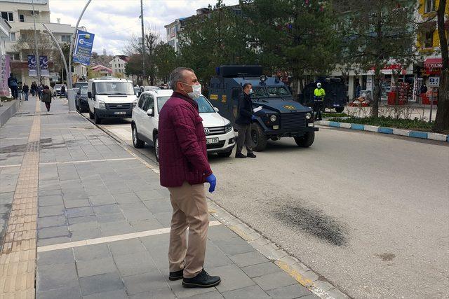 Tunceli Valisi Sonel maske dağıttığı vatandaşlara 