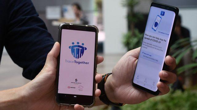 Singapur'da 'TraceTogether' uygulaması kullanılıyor.