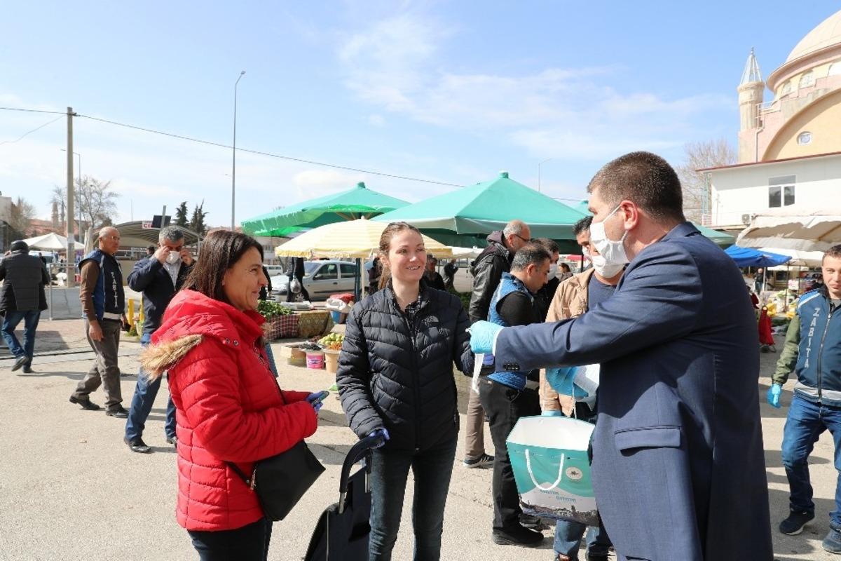 Burdur Belediyesi  Salı Pazarında  &uuml;cretsiz 10 bin adet maske dağıttı