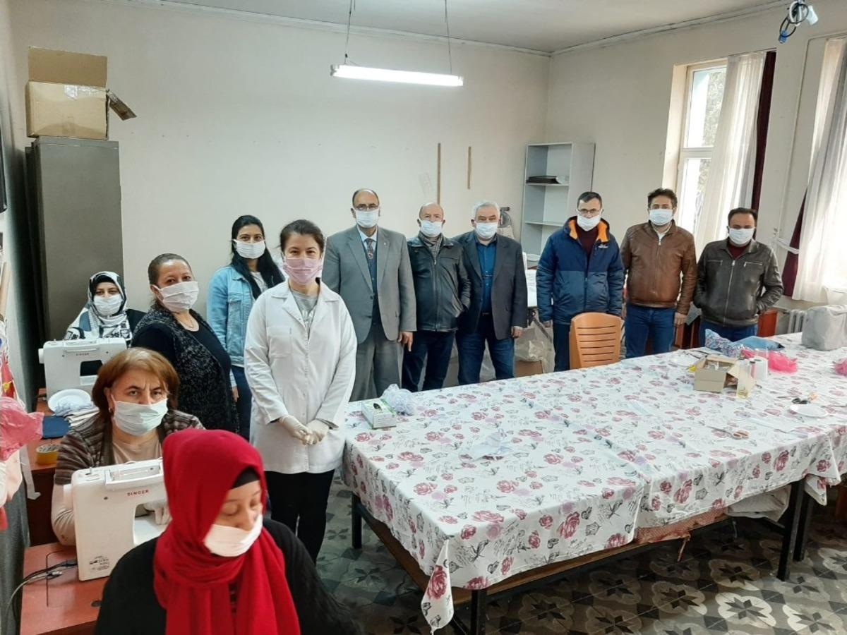 Maske &uuml;retiminin ardından &lsquo;y&uuml;z koruyucu siperlik&rsquo; &uuml;retmeye başladılar