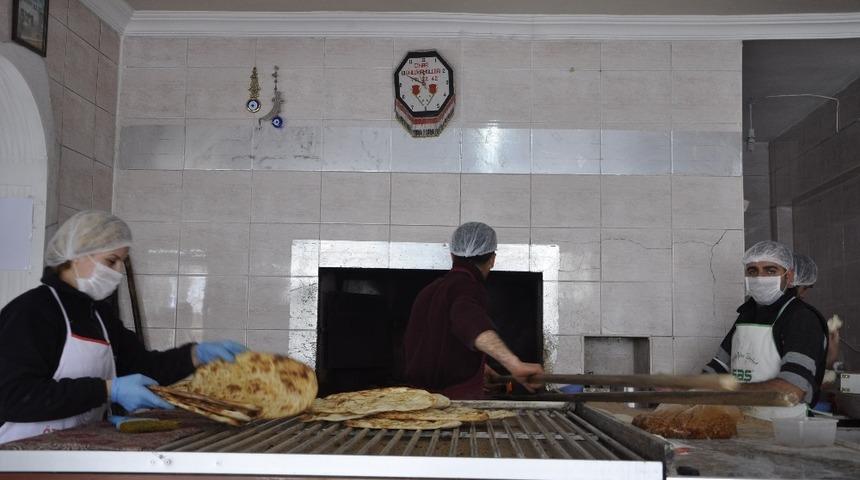 Arguvan esnafından korona vir&uuml;s&uuml; m&uuml;cadelesine destek