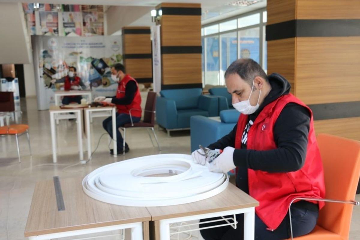 Kahta Gen&ccedil;lik Merkezi siperlik maske &uuml;retiyor