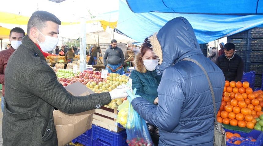 Semt pazarlarında maske, eldiven ve dezenfektan dağıtıldı