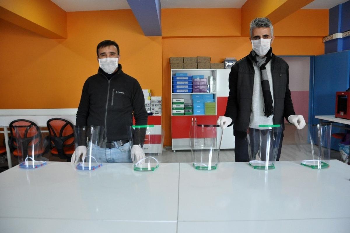 Y&uuml;ksekovalı &ouml;ğretmenlerden siperlik maske &uuml;retimi